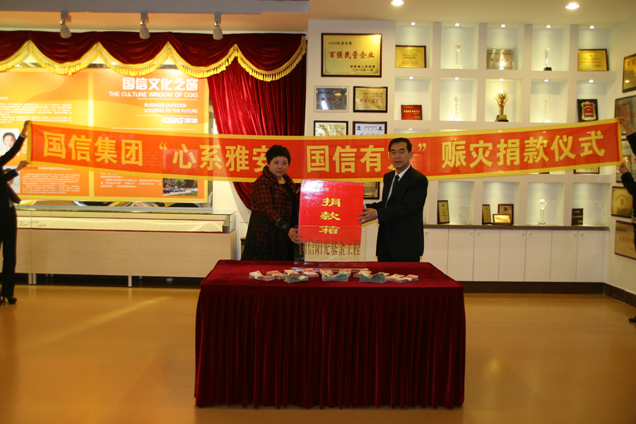 集团党委副书记梁贤实将金沙js800000集团员工捐款交予向阳区红十字会贾会长.jpg