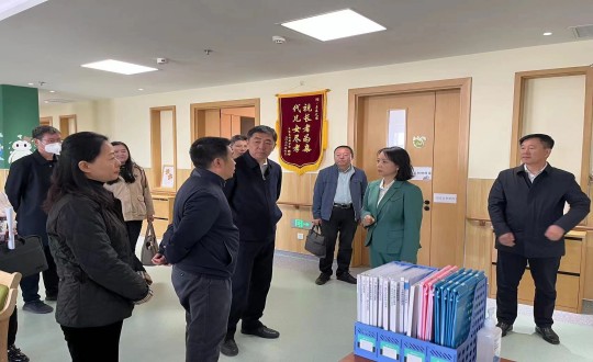 26.市辅导一行莅临养老公司亲亲之家参观调研_副本.jpg