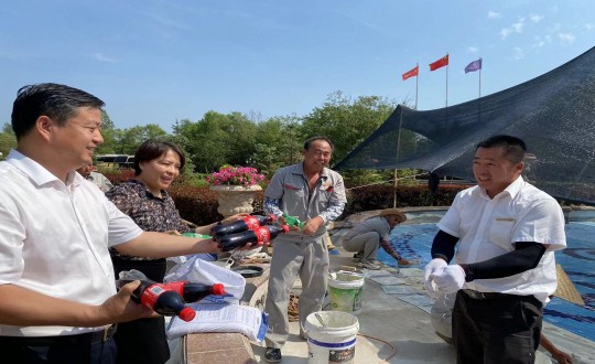 29.酒店公司辅导为高温岗位一线员工发放降温福利_副本.jpg