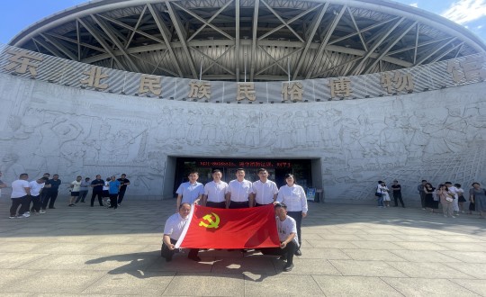 13.康养地产公司整个党员“七一”主题活动合影留念_副本.jpg
