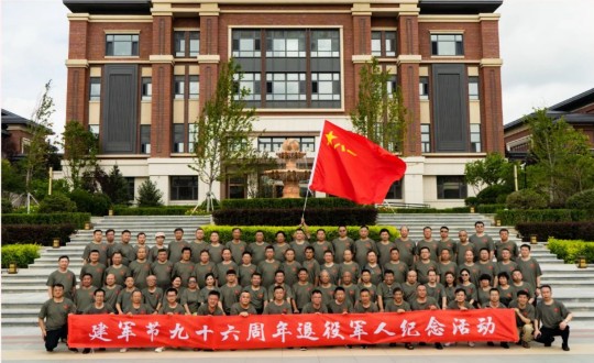 1.南山总公司在“八一退役武士留念活动”中组织退役武士们进行集体大合影_副本.jpg