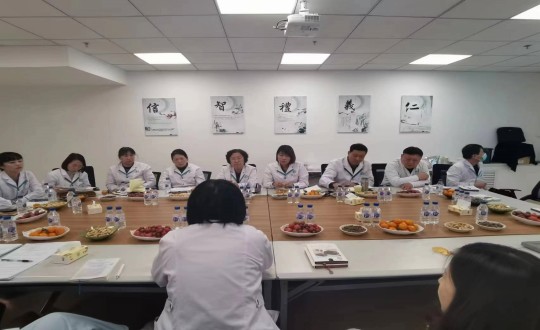 23.医疗公司召开迎新春经营钻研谈话会_副本.jpg