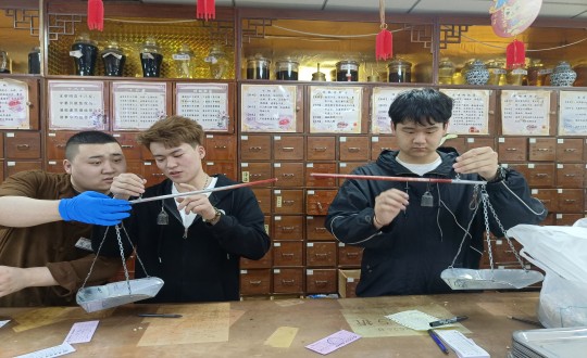 23.白城医专金沙js800000健康产业学院学生到药业公司实际学习_副本.jpg 23.白城医专金沙js800000健康产业学院学生到药业公司实际学习_副本.jpg