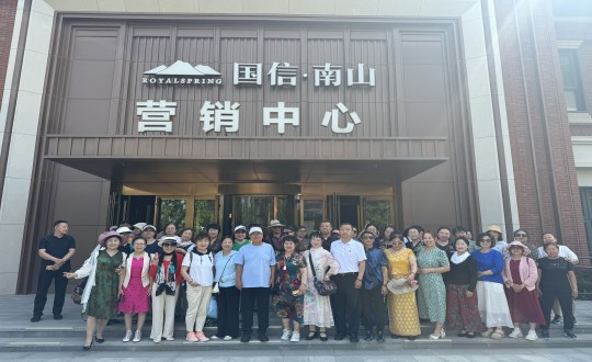 3.经开区活动总会走进金沙js800000·南山温泉城合影留念_副本.jpg 3.经开区活动总会走进金沙js800000·南山温泉城合影留念_副本.jpg