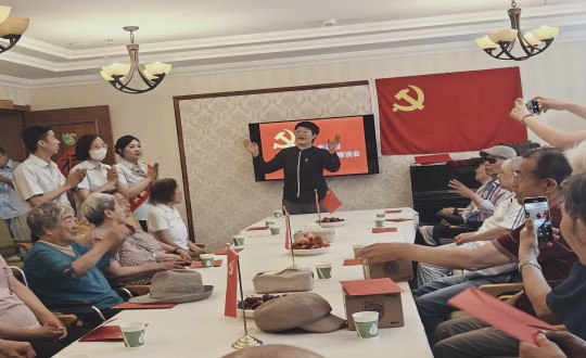 34.养老公司长影家进行“七一建党节座谈会”_副本.jpg