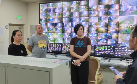 15.物业总公司副总经理于春轻携带夜间放哨小组进行夜巡_副本.jpg 15.物业总公司副总经理于春轻携带夜间放哨小组进行夜巡_副本.jpg