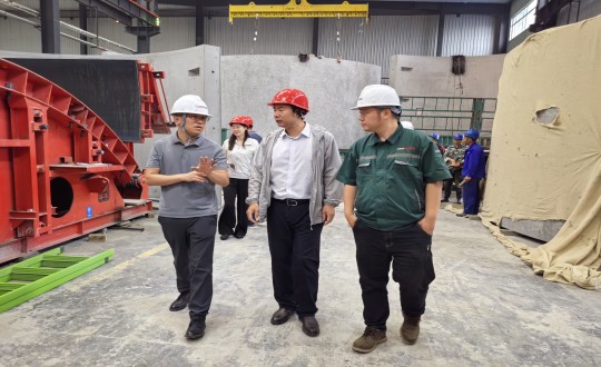 2024年7月5日，，市建委初审工作组一行到访装配式总公司实地调查调研_副本.jpg