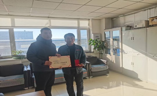 6.伊通满族自治县总工会为伊通分公司副总经理李彤阳宣告荣誉证书及奖章_副本.jpg