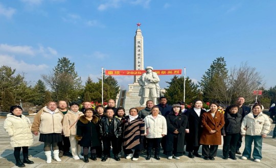 9.物业总公司敦化项目党员参与清明节祭扫活动_副本.jpg