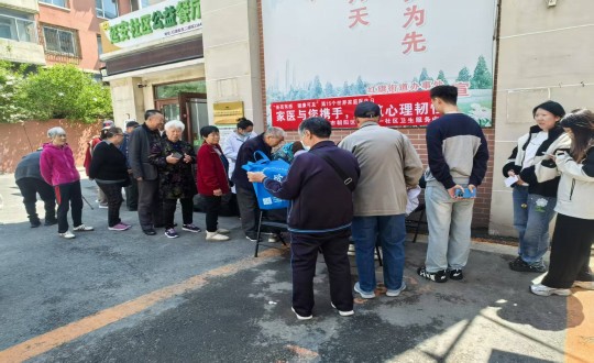 26.医疗公司家庭医生签约服务义诊活动现场_副本.jpg