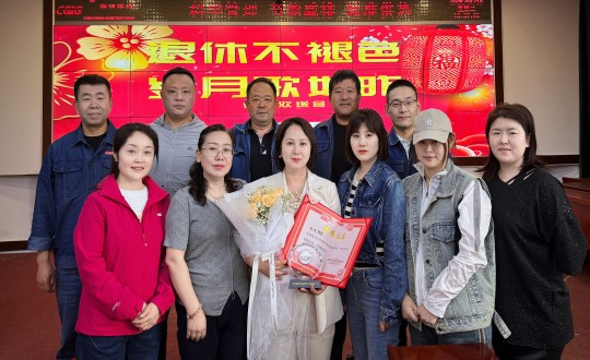 8.供热总公司新城分公司为客服员张雷进行退休典礼_副本.jpg