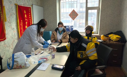 13.医疗公司为美团快递小哥进行免费血压丈量和乙肝两对半检测服务_副本.jpg