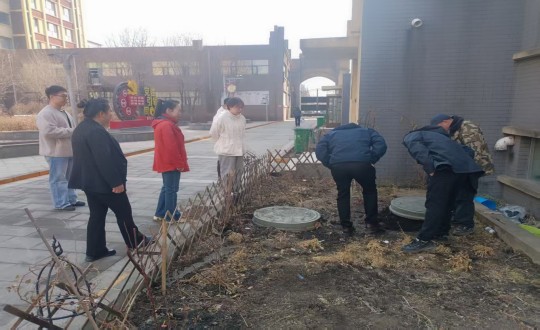 3.敦化市房产局物业办主任楚肖莹携带团队实地勘测下水主管道问题现场_副本.jpg